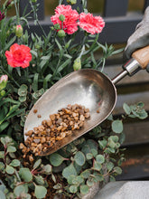 files/stainlesssteelhandpottingscoop_kentandstowe_70100097_0020_a_lifestyle_762f88fb-27f9-45d5-bed9-6b94a9feb015.jpg